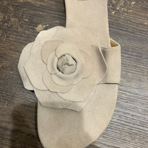 Stuart Weitzman Suede Flower Sandals Size 7 - Picture 8 of 8